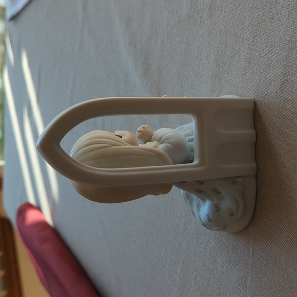 Precious Moments Worship the Lord Figurine - Girl kneeling in Prayer - Like New - Picture 4 of 6